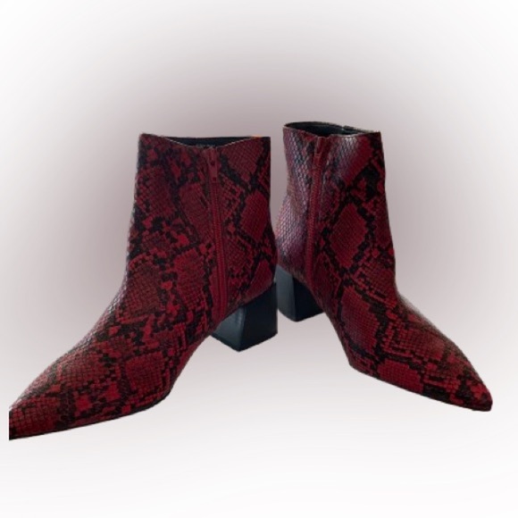 Bar lll but should be Bar none! Faux, sz 8! NWB, red snakeskin, true to fit! - Picture 3 of 11